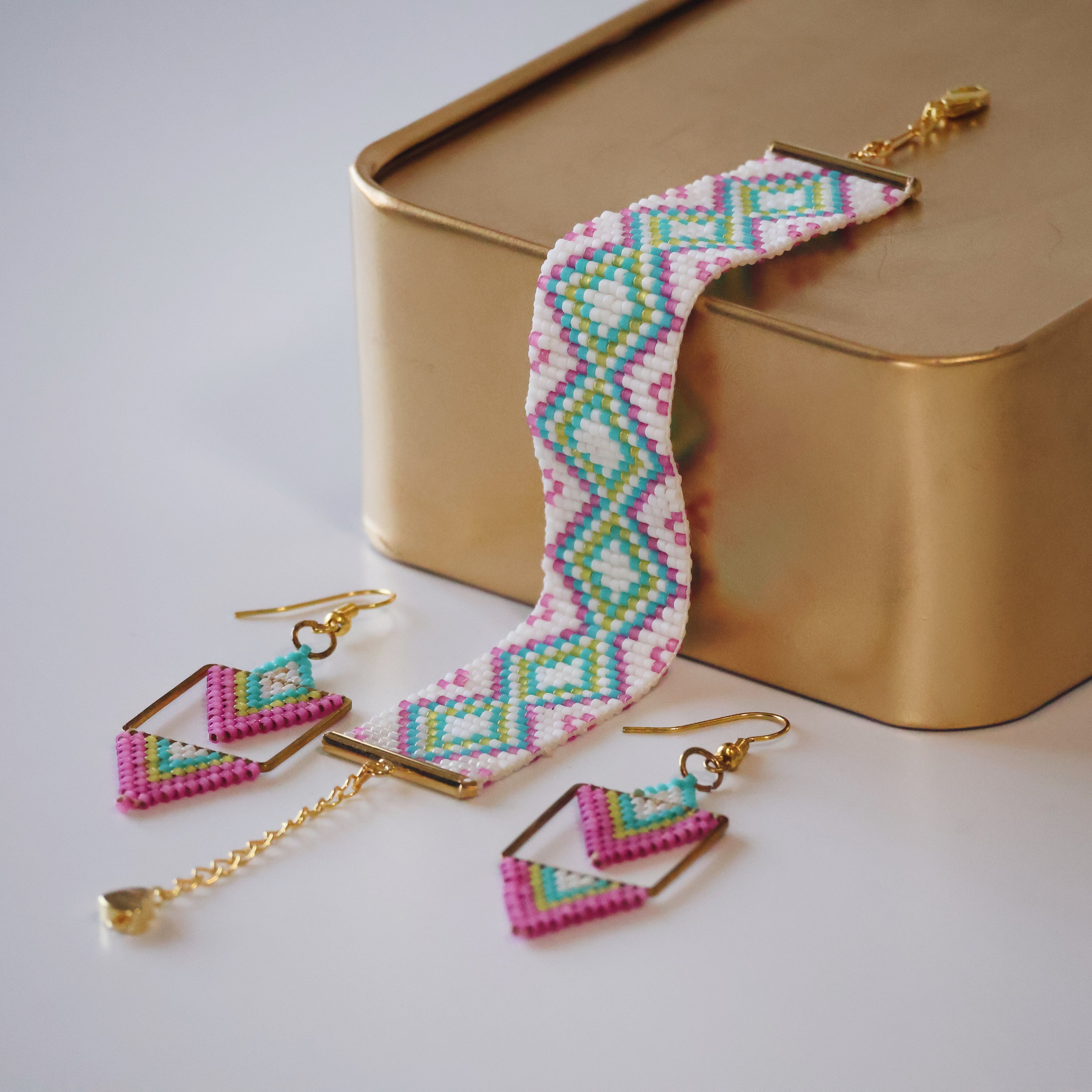 Joni Minimalist Earrings - Pink